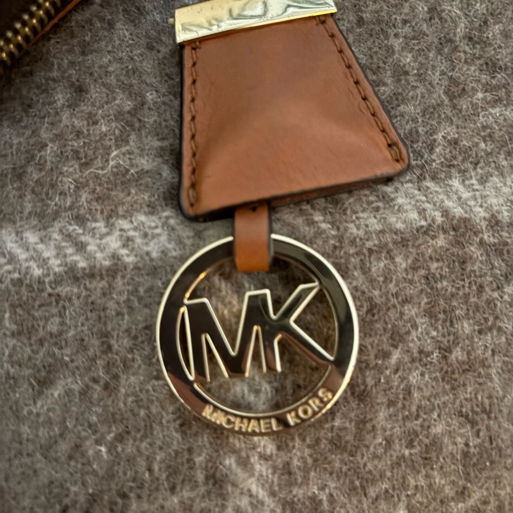 Micheal Kors crossbody - Picture 4 of 4